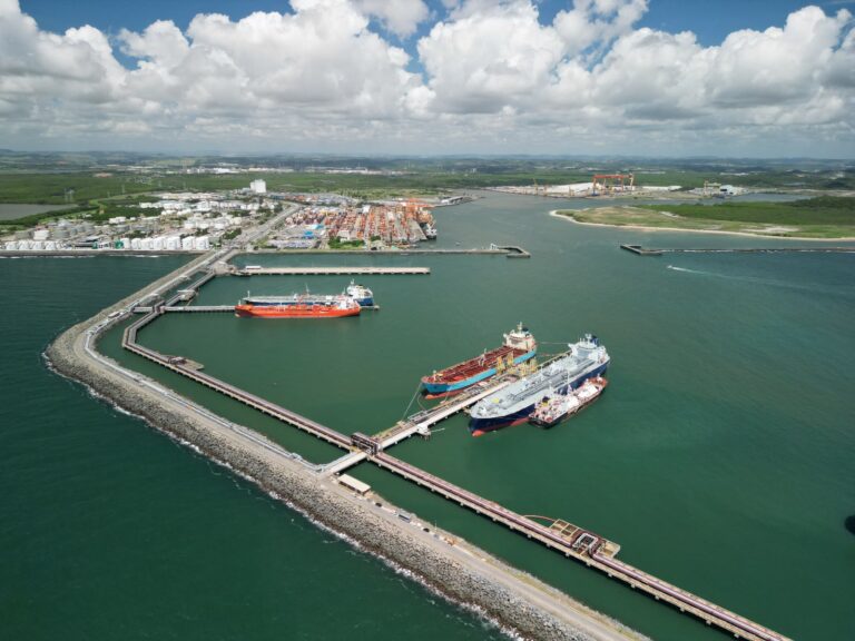 Suape, movimentação de cargas, granéis líquidos, porto de Suape, economia pernambucana