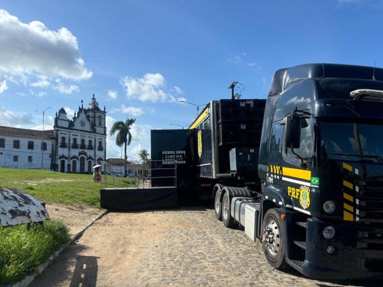 Carreta PRF, Igarassu, educação trânsito, segurança viária, Agosto Lilás, cães farejadores