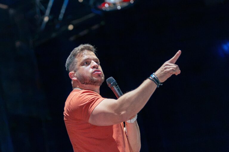Flávio Andradde, comédia, stand-up, Teatro Guararapes, humor pernambucano, show de humor
